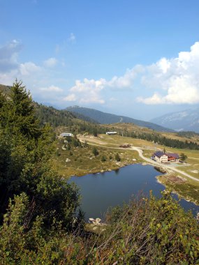 ma yakınındaki büyüleyici bir yer yaz aylarında göl ve lodge predalago