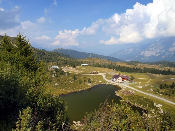 Lago y Lodge Predalago en el verano, un lugar encantador cerca de Madonna di Campiglio —  Fotos de Stock