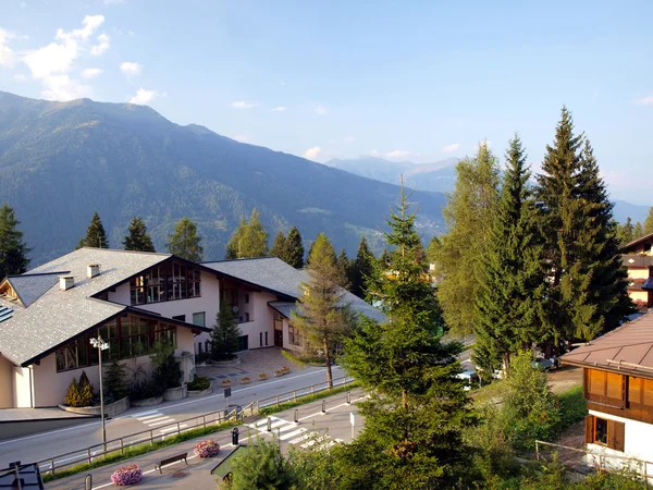 İtalyan dolomites insansızlaştırılmış sonbahar folgarida yerleşim — Stok fotoğraf