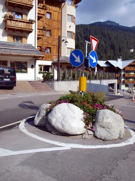 Small roundabout with stones and flowers in Madonna di Campiglio in the Dolomites — Stock Photo, Image