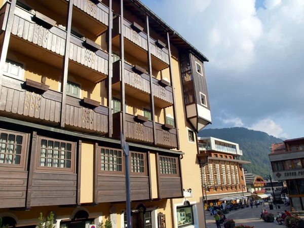 Uitzicht op verlaten straten en hotels straten in madonna di campig — Stockfoto