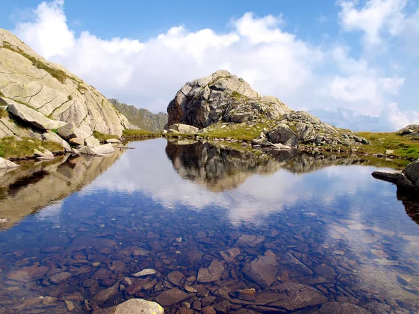 Lago di montagna in autunno nelle Dolomiti di Brenta nella zona di  ? — Foto Stock