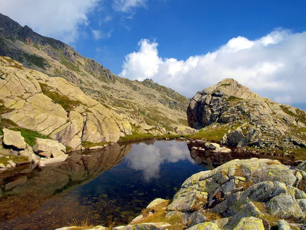 Lac de montagne en automne dans les Dolomites de la Brenta dans la région de  ? — Photo