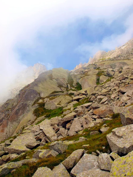 Fragment av bergen i en liten dimma eller moln täckt, b — Stockfoto