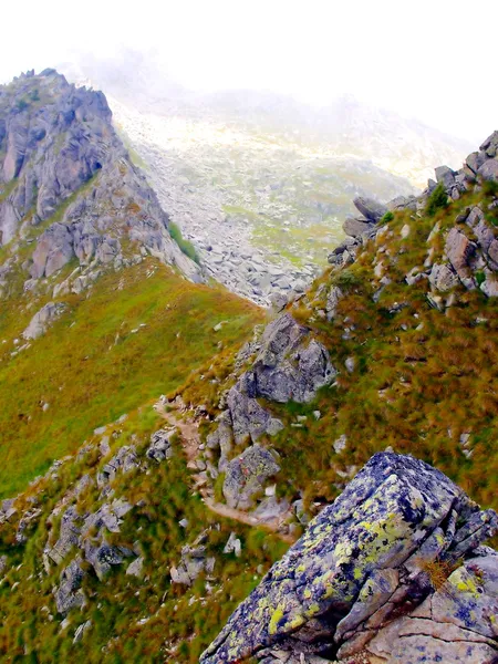 Fragment av bergen i en liten dimma eller moln täckt, b — Stockfoto