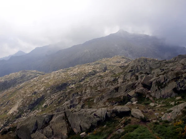 Paesaggio montano con cime tra le nuvole basse, il Brenta Dolo — Foto Stock