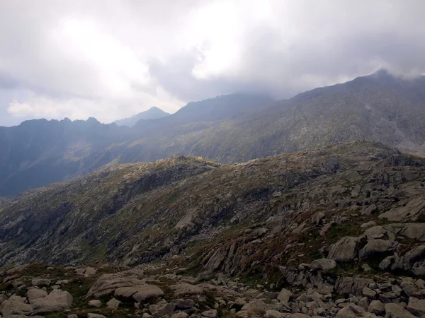 Paesaggio montano con cime tra le nuvole basse, il Brenta Dolo — Foto Stock