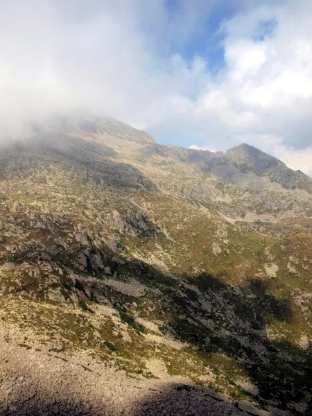 Berglandskap med toppar i låg molnen, brenta dolo — Stockfoto