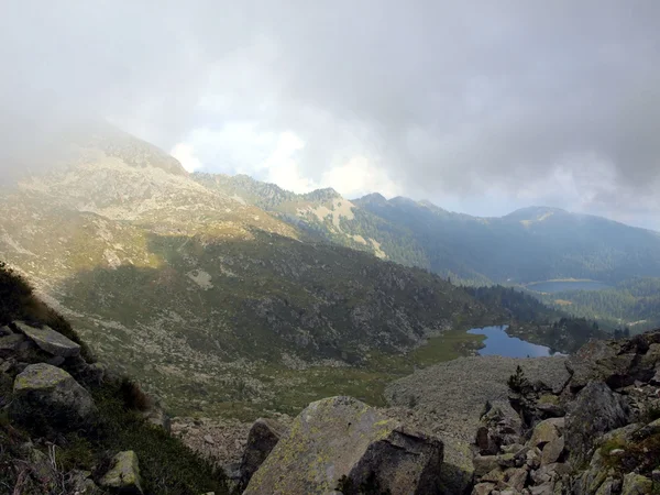 Berglandskap med toppar i låg molnen, brenta dolo — Stockfoto