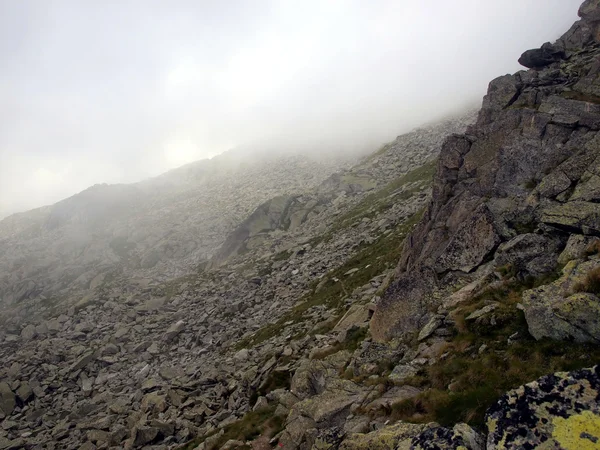 Berglandschap met bergtoppen in de lage wolken, de brenta dolo — Stockfoto
