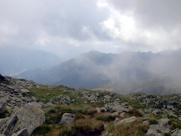 Berglandschaft mit Gipfeln in den niedrigen Wolken, der Brenta Dolo — Stockfoto