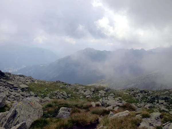 Horská krajina s vrcholy v nízkých mracích, brenta dolo — Stock fotografie