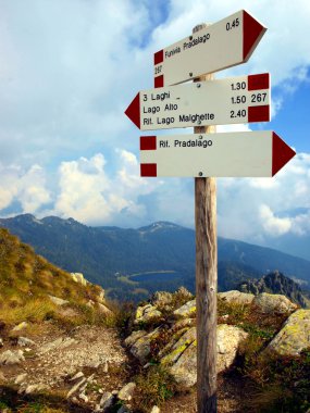 işaretler dağ patikalarına brenta dolomites ile plakalar