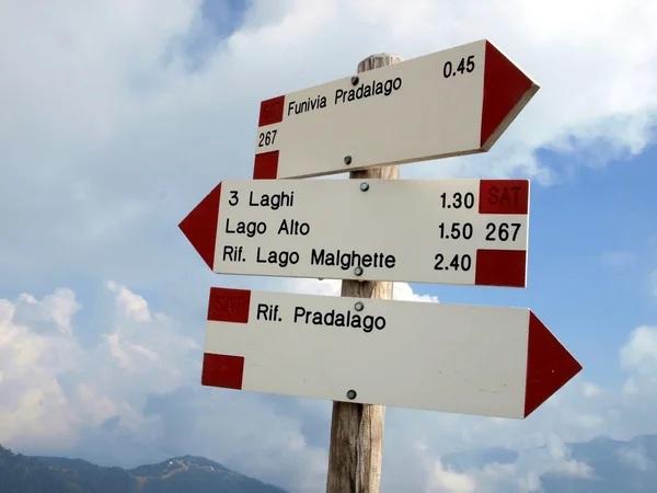 Pratos com marcas trilhas de montanha, as Dolomitas Brenta — Fotografia de Stock