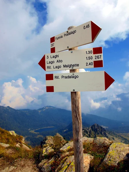 Desky s označením horské stezky, Brentské Dolomity — Stock fotografie