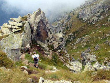 Brenta dolomites dağ manzarası, Sonbahar, alçak bulutlar ve sis