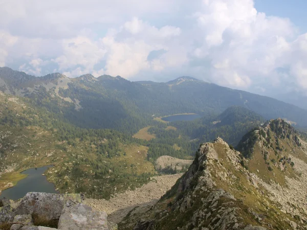Brenta Dolomites paisagem montanhosa, outono, nuvens baixas e nevoeiro — Fotografia de Stock