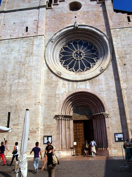 Kathedrale des Trento, rundes Fenster mit kunstvoller Bleiglasrose — Stockfoto