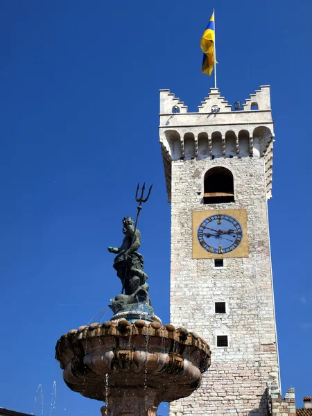 Fontana storica nella piazza del Duomo di Trento — Foto Stock