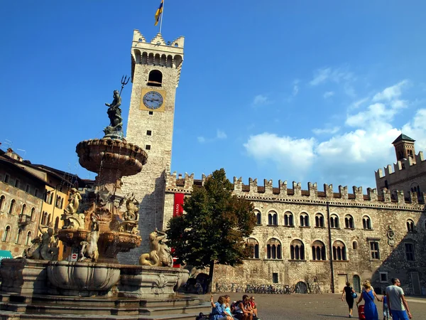 Fontana storica nella piazza del Duomo di Trento — Foto Stock