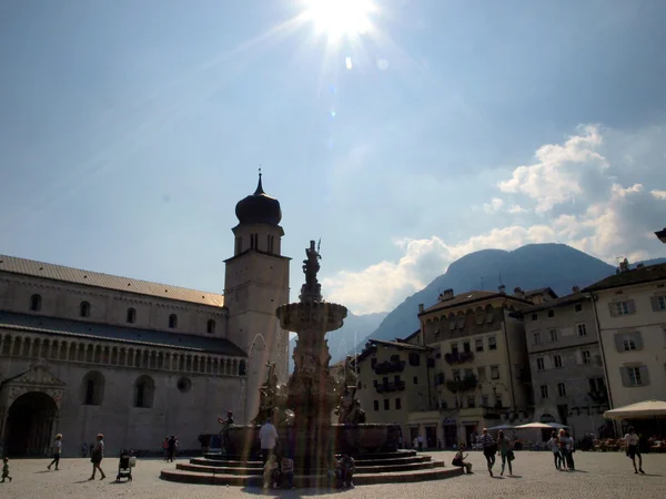 Trento katedral Meydanı tarihi çeşme — Stok fotoğraf