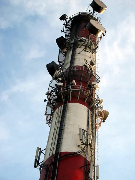 휴대 전화의 안테나 돛대로 키 큰 산업 굴뚝 — 스톡 사진