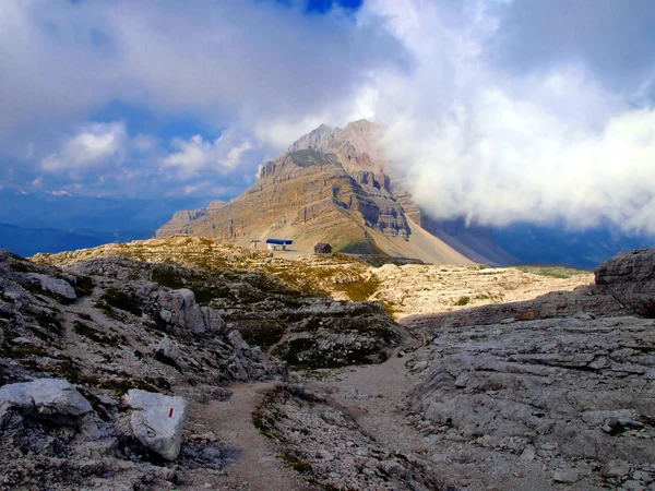 Skiliften in het gebied van passe groste, groste piek in de dolomi — Stockfoto