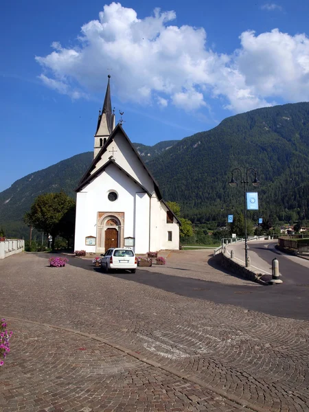 Small Catholic church in the resort town of Dimaro in the Brenta — Stock Photo, Image
