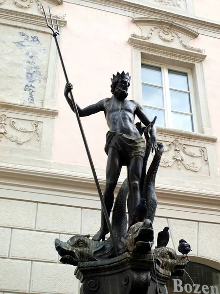 Фонтан Нептуна на площади Пьяцца делле Эрбе (Больцано-Италия) ) — стоковое фото