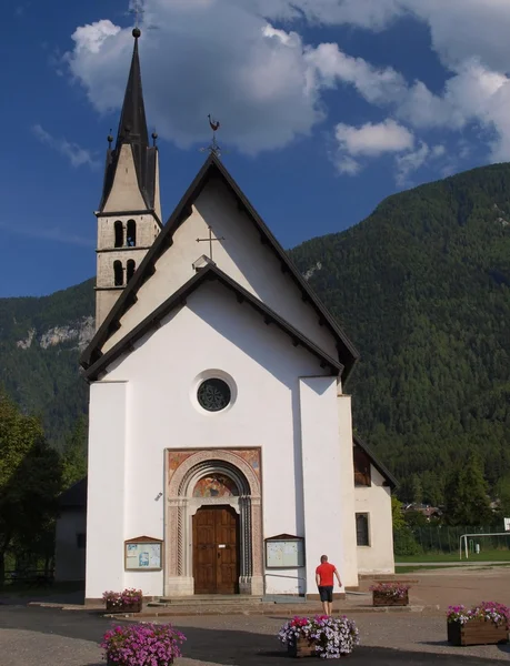 Small Catholic church in the resort town of Dimaro in the Brenta — Stock Photo, Image