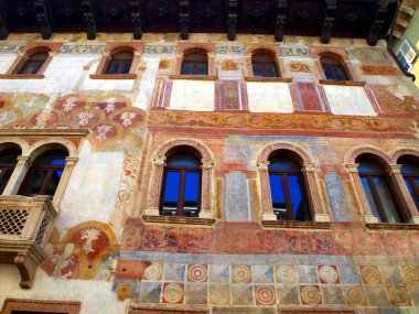 a régi épület homlokzata részlete díszített, Trento 