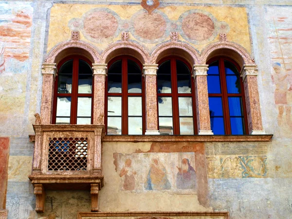 Detalle de la fachada del antiguo edificio decorado en Trento en — Foto de Stock