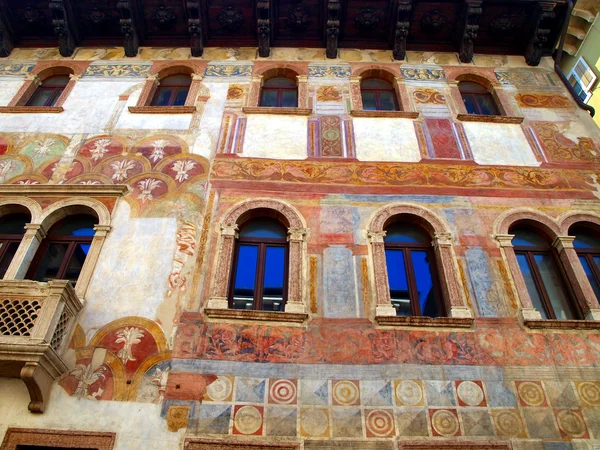 Detail of the facade of the old building decorated in Trento in — Stock Photo, Image