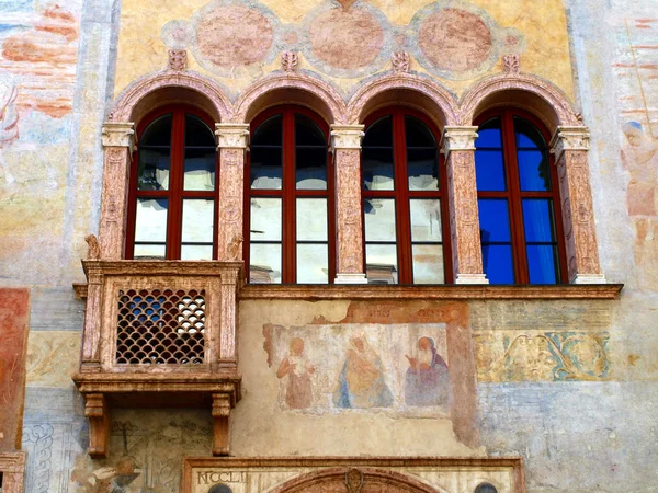 Detalle de la fachada del antiguo edificio decorado en Trento en — Foto de Stock