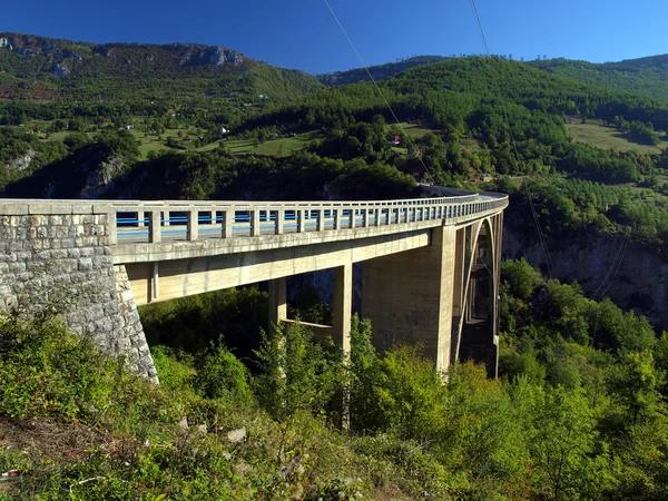 Överbrygga konstruktion. durdevica tara arc bridge i bergen, norr om montenegro. — Stockfoto