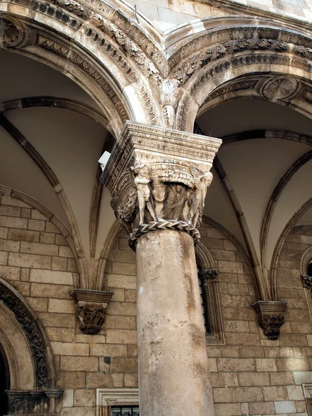 Gotische stenen pilaren in dubrovnik — Stockfoto