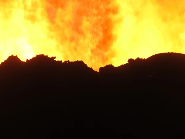 Fuego en la rejilla del horno de caldera — Foto de Stock