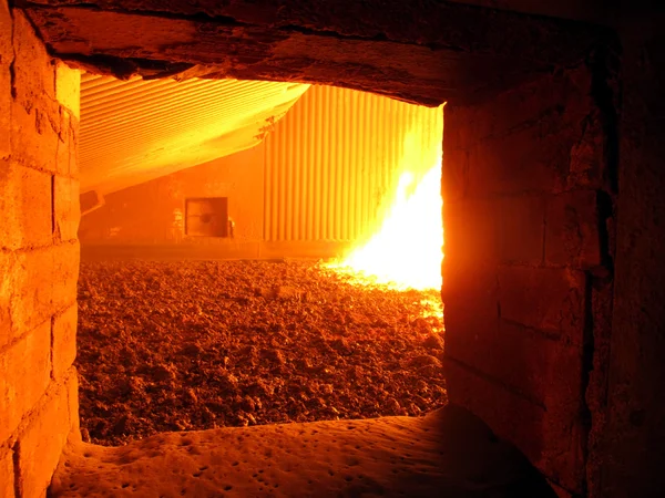 Ogień w ruszt kotła pieca — Zdjęcie stockowe