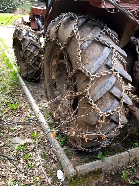 トラクター チェーンの車輪のクローズ アップ — ストック写真