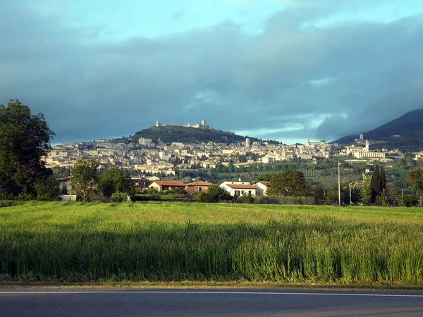 Panorama del pueblo de Asís y la campiña de Umbría, Italia — Foto de Stock