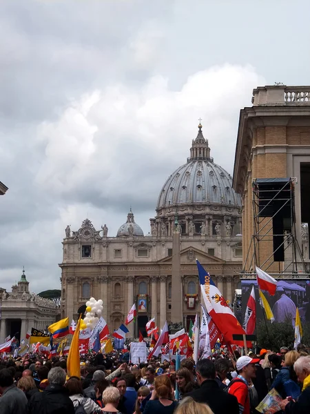 ROMA, VATICANO - 27 de abril de 2014: Plaza de San Pedro, una celebración —  Fotos de Stock