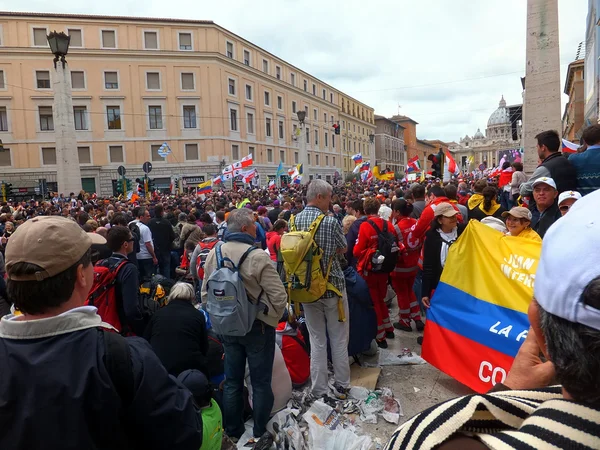 ROME, VATICAN - April 27, 2014: St. Peter's Square, a celebratio — Stock Photo, Image