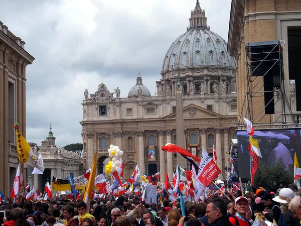 ROMA, VATICANO - 27 de abril de 2014: Plaza de San Pedro, una celebración —  Fotos de Stock