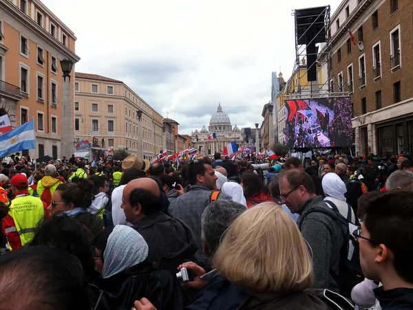 ローマ、バチカン - 2014 年 4 月 27 日: サンピエトロ広場、celebratio、 — ストック写真