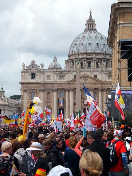 ROMA, VATICANO - 27 de abril de 2014: Plaza de San Pedro, una celebración — Foto de Stock