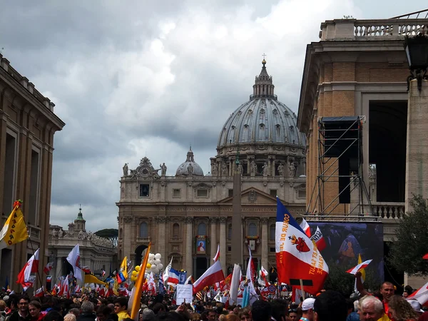 Rome, Vaticaan - 27 april 2014: st. peter's square, een celebratio — Stockfoto