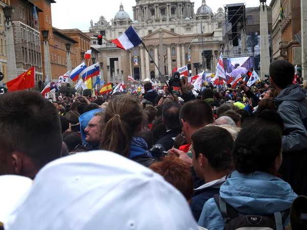 रोम, व्हॅटिकन एप्रिल 27, 2014: सेंट पीटर स्क्वेअर, एक उत्सव — स्टॉक फोटो, इमेज