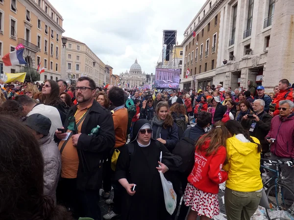 ROMA, VATICANO - 27 de abril de 2014: Praça de São Pedro, uma celebração — Fotografia de Stock