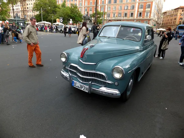 ROMA, VATICANO - 27 de abril de 2014: Mais de 60 Letnii carro FSO Warszawa — Fotografia de Stock