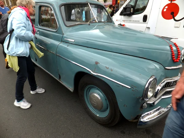 ROMA, VATICANO - 27 de abril de 2014: Mais de 60 Letnii carro FSO Warszawa — Fotografia de Stock